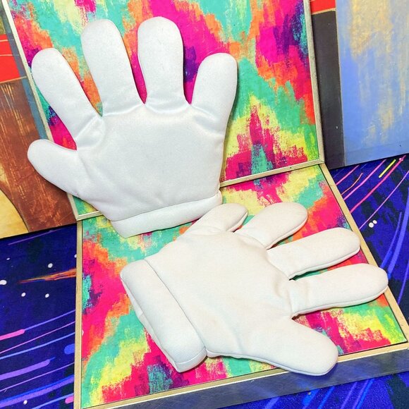 NINTENDO x UNIVERSAL STUDIOS SUPER MARIO GLOVES LIMITED SUPER NINTENDO WORLD - Picture 2 of 10